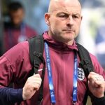 Carsley je v pravidelnom dialógu so zamestnancami Spojeného kráľovstva v parku St George's Park
