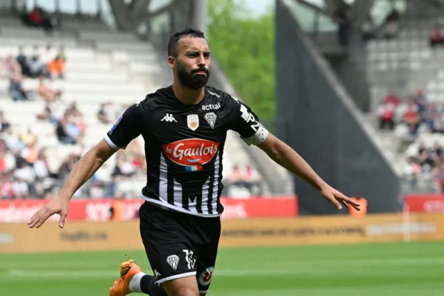 Leeds United tým, že zvážil krok pre Angers Himad Abdelliho záložníka

