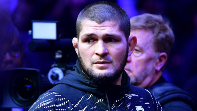Legenda UFC v trápnom okamihu s vysielateľom CBS Sports.


