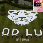 L'équipe de football féminine en Angleterre obtient un envoi féroce qui est une serviette incroyable
