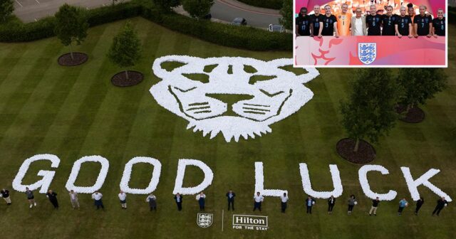 L'équipe de football féminine en Angleterre obtient un envoi féroce qui est une serviette incroyable
