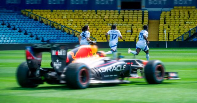 Les joueurs de Premier League font la course F1 sur Pitch Inside Stadium alors que Star admet «J'étais effrayé»
