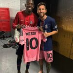OUSMANE DEMBELE (vľavo) a Lionel Messi (vpravo) PSG zmenil košele po jedle Inter Miami 4-0