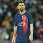 Tvrdilo sa, že Lionel Messi cítil, že Kylian Mbappe bol chránený v PSG