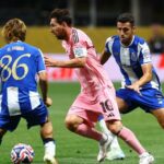 Lionel Messi dosahuje voľný kop na zvýšenie intermie prostredníctvom poštovného