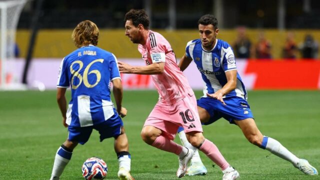 Lionel Messi dosahuje voľný kop na zvýšenie intermie prostredníctvom poštovného

