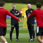 Liverpool vymenoval bývalého manažéra Walesu Roba Page (vpravo) za nového šéfa mladšieho ako 21 rokov
