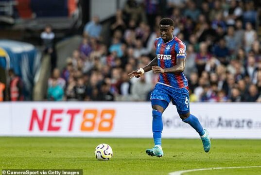 Liverpool má záujem podpísať kapitána Crystal Palace a obrancu Marca Guehiho