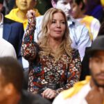 File: Prezident Los Angeles Lakers, Jeanie Buss, je vo svojom hudobnom kresle, zatiaľ čo sa 29. októbra 2013 zúčastňuje basketbalovej hry NBA medzi Lakers a Los Angeles Clippers v Los Angeles.