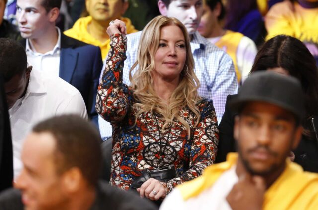 File: Prezident Los Angeles Lakers, Jeanie Buss, je vo svojom hudobnom kresle, zatiaľ čo sa 29. októbra 2013 zúčastňuje basketbalovej hry NBA medzi Lakers a Los Angeles Clippers v Los Angeles.