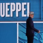 Kon Knueppel kráča na pódiu po tom, čo bol vybraný štvrtý Charlotte Hornets v prvom kole projektu basketbalového projektu NBA, streda 25. júna 2025 v New Yorku.
