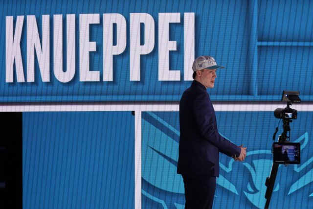 Kon Knueppel kráča na pódiu po tom, čo bol vybraný štvrtý Charlotte Hornets v prvom kole projektu basketbalového projektu NBA, streda 25. júna 2025 v New Yorku.