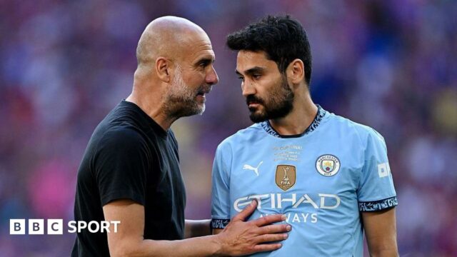 Pep Guardiola speaks with Ilkay Gundogan