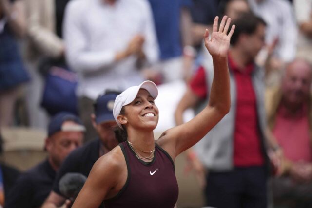 Madison Keys z Spojených štátov oslavuje, keď vyhral štvrté kolo francúzskeho tenisu Open proti Hailey Baptiste v Spojených štátoch na štadióne Roland-Garros v Paríži v pondelok 2. júna 2025.