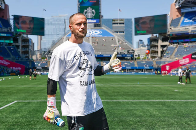 1. jún, 2025; Seattle, Washington, Spojené štáty americké; Seattle Sounders FC Goalkeman Stefan Frei (24) urobil tričko na ochranu klubových slov FIFA, keď sa zúčastňujete na zahrievania Minnesoty proti Minnesota Field. Požadovaný kredit: Joe Nicholson-Imag Animas Imag
