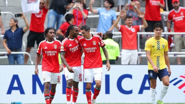 Majstrovstvá sveta FIFA Club: Benfica Cruises odovzdáva Auckland na neskoré meteorologické stretnutie

