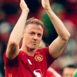 Man Utd annonce l'icône du club Jonny Evans pour rester à Old Trafford après la décision de retraite