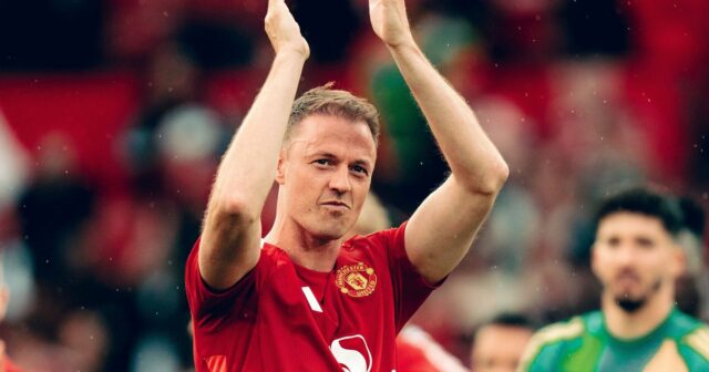 Man Utd annonce l'icône du club Jonny Evans pour rester à Old Trafford après la décision de retraite
