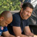 Manažér Atletico Madrid Diego Simeone sa odráža na výstupe svetového pohára v klube