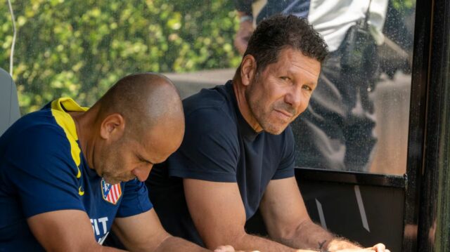 Manažér Atletico Madrid Diego Simeone sa odráža na výstupe svetového pohára v klube


