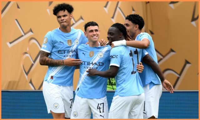 Pep Guardiola so svojimi hráčmi Manchester City na Majstrovstvách sveta v klube