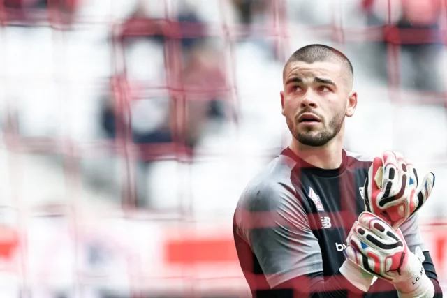 Manchester United a Manchester City majú záujem o Lucas Chevalier Di Lille, zatiaľ čo PSG sa pohybuje


