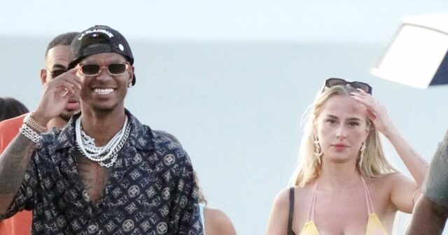 Marcus Rashford a cassé avec une blonde mystère tout en serrant Snus lors de somptueuses vacances d'été
