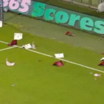 Match de football italien abandonné alors que les fans jettent des chaises et s'évasent sur le terrain