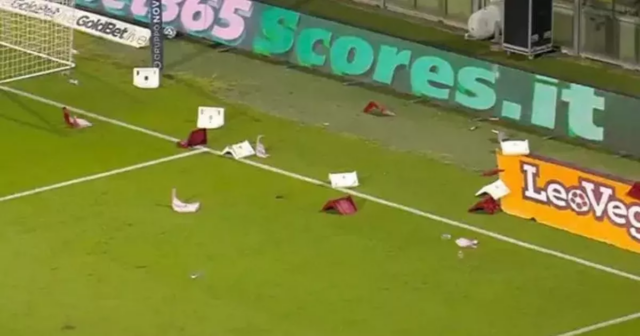 Match de football italien abandonné alors que les fans jettent des chaises et s'évasent sur le terrain
