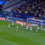 Matheus Cunha vynechal otvorený gól po tom, čo Martinelli predstavil otvorený gól