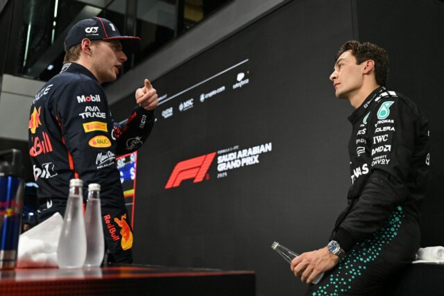 Max Verstappen prijíma vinu v kontroverznej kolízii Georga Russella počas španielskeho GP F1

