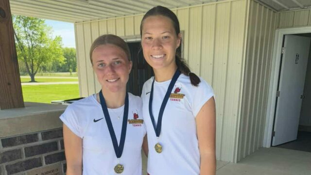 McCutcheon Girls Tennis Doubles tím zdieľajú stúpanie na vrchol

