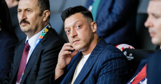Mesut Ozil objasňuje úlohu pri prekvapení prenosu, keď Arsenal zmeškal obchod


