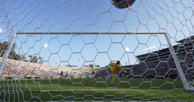 Monterey porazí huriku v Rose Bowl, pokrok na majstrovstvách sveta klubu

