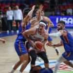 Cade Flores de Northport Batang Pier počas zápasu filipínskeho pohára PBA proti NLEX Road Warriors.