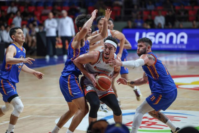 Cade Flores de Northport Batang Pier počas zápasu filipínskeho pohára PBA proti NLEX Road Warriors.