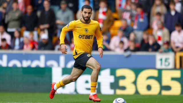 Muž City Target Wolves plne bek rayan aït-nouri-exhausts

