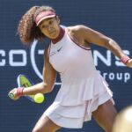 Naomi Osaka z Japonska vracia loptu do Ludmilla Samsonova de Rusko počas berlínskeho tenisového tenisového turnaja v Berlíne v Nemecku v utorok 17. júna 2025.