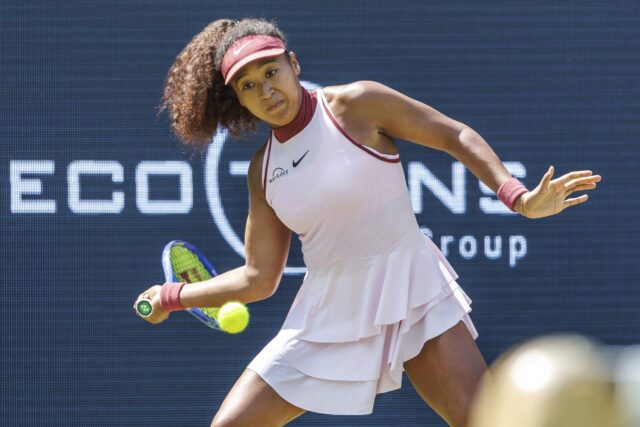 Naomi Osaka z Japonska vracia loptu do Ludmilla Samsonova de Rusko počas berlínskeho tenisového tenisového turnaja v Berlíne v Nemecku v utorok 17. júna 2025.
