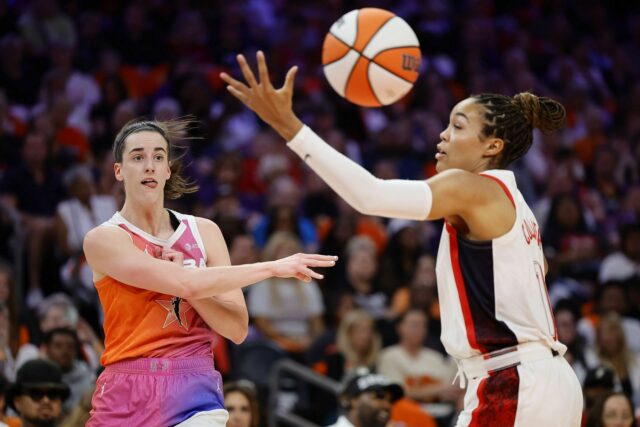 Naphesesa Collier #24 z Minnesota Lynx spravuje loptu proti Shakire Austinovi #0 z Washingtonských zákalov počas druhej polovice hry v oblasti Entertainment & Sports Arena 3. júna 2023 vo Washingtone, DC. - Zdroj: Getty