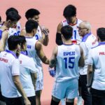 Pilipinas Alas Tréner Angiolino Frigoni so svojimi hráčmi počas pozvánok.