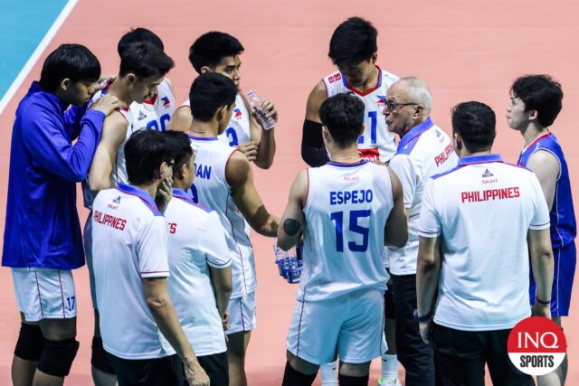 Pilipinas Alas Tréner Angiolino Frigoni so svojimi hráčmi počas pozvánok.