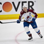 Nathan Mackinnon pošle Cale Makar zábavnú správu, aby vyhral Norris Trophy 2025