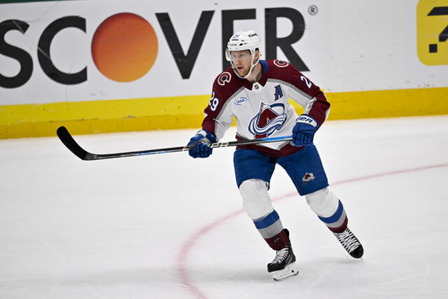 Nathan Mackinnon pošle Cale Makar zábavnú správu, aby vyhral Norris Trophy 2025

