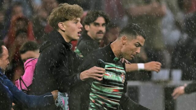 Fanúšik sa snažil šťastie priblížiť sa k Ronaldovi, ale bol zastavený v jeho stopách