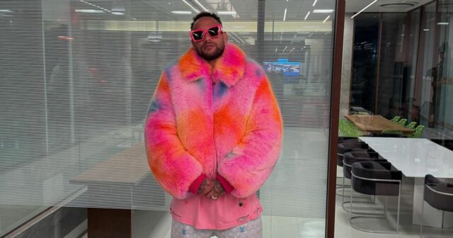 Neymar Flaunts 'Tenue rose du fil de bonbons qui coûte plus qu'une voiture familiale
