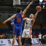 Cade Flores de Northport Batang Pier počas zápasu filipínskeho pohára PBA proti NLEX Road Warriors.