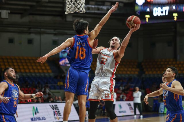 Cade Flores de Northport Batang Pier počas zápasu filipínskeho pohára PBA proti NLEX Road Warriors.