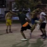 Adam United Star Matheus Cunha ukázal pouličné futbalové zručnosti v Brazílii, keď dvaja oponenti ohýbali loptu.