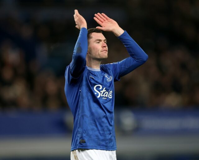 Michael Keane tlieska fanúšikov Evertonu
